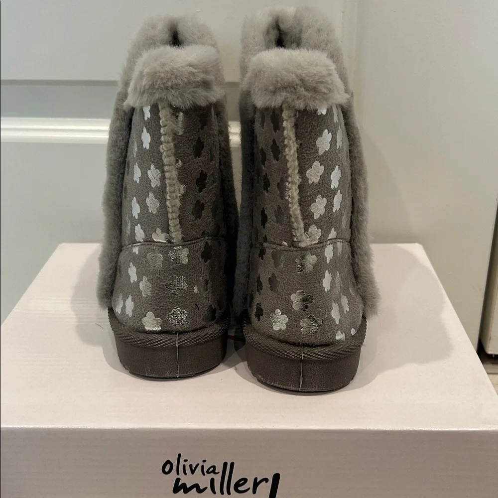 Olivia Miller Girl! Gray faux fur lined pull on boots size 12 NEW